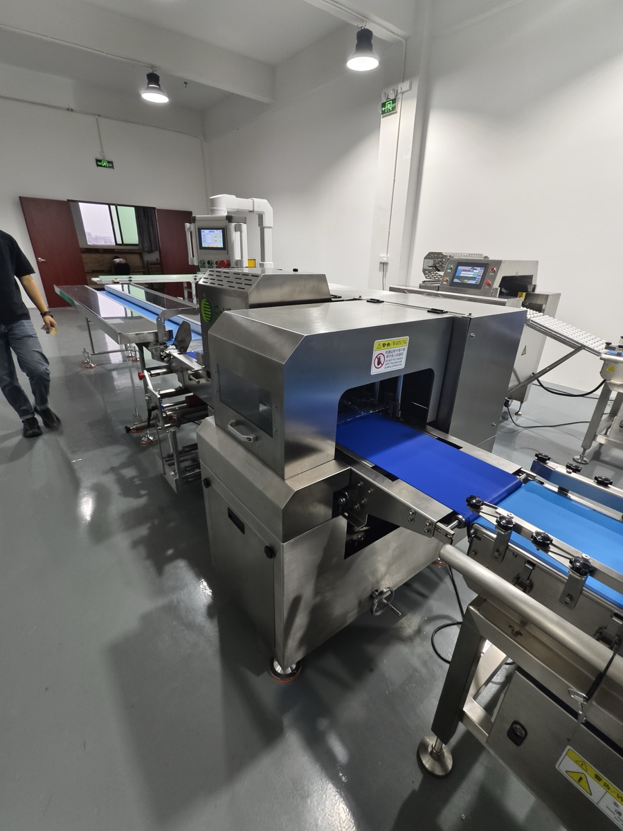 Vegetable flow-pack weighing and labeling machine