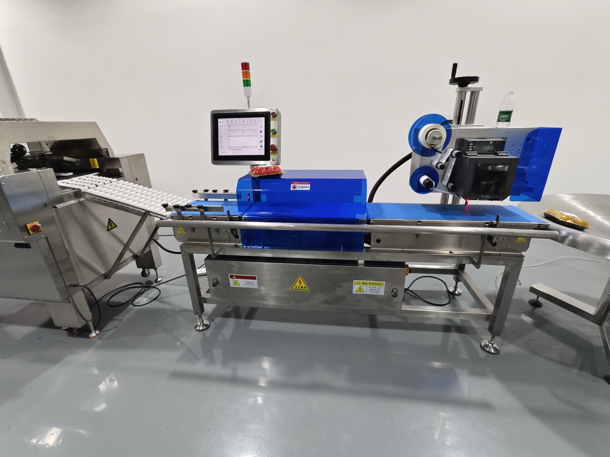 Vegetable weighing and labeling machine in a packing line