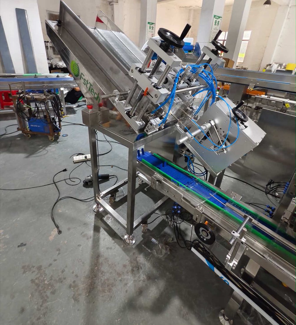 Automatic punnet feeder dispensing trays onto the packing line
