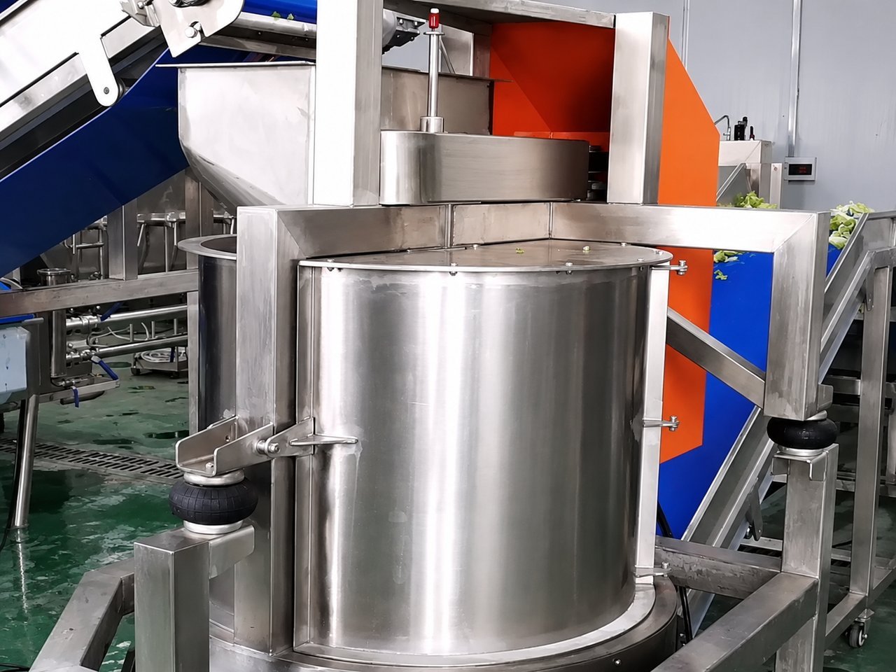 Continuous centrifugal dewatering machine with dual conveyor discharge